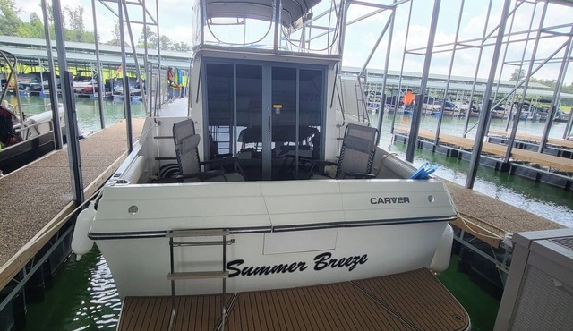 Cozy cabin cruiser at beautiful WindRiver Marina in Lenoir City, TN