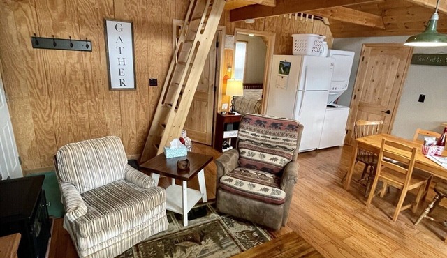 Cozy Cabin: Cute, Clean and 2 miles to Crystal Mtn. Resort!