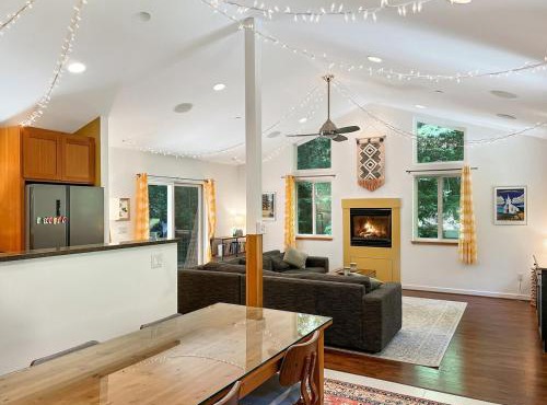 Cozy cabin deep in the redwoods with WiFi and Hot Tub