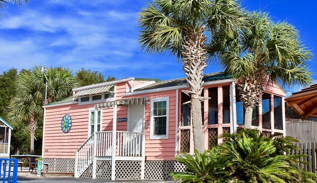 Cozy Cabin Deluxe waterfront Sleeps 8 Pet friendly