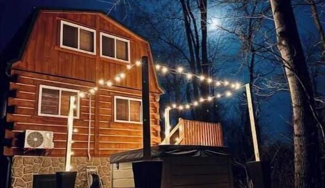 Cozy Cabin Escape w/Hot Tub, King Bed & Fire Pit