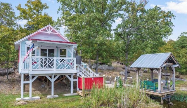 Cozy Cabin, firepit, with 10 acres to roam, private pond and Dock, s’more’s