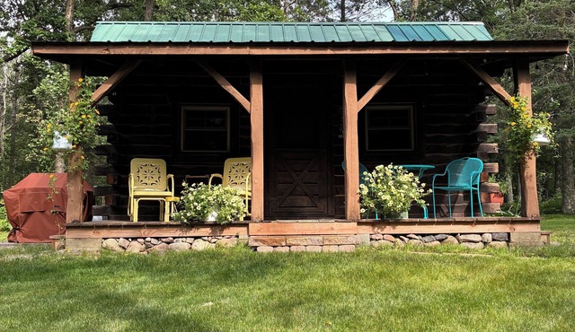Cozy cabin for 2 on Shipman Lake. Peace and tranquility surround you.