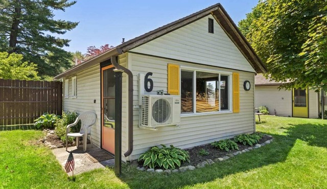 Cozy Cabin for 2- Small walk from Chippewa Lake
