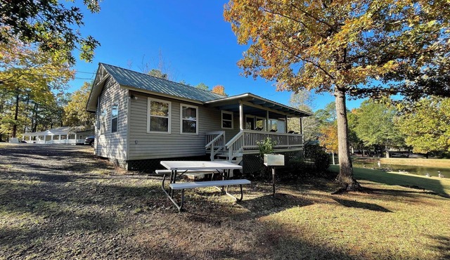 Cozy Cabin for 2 with Full Kitchen, Vaulted Ceilings & Outdoor Firepit