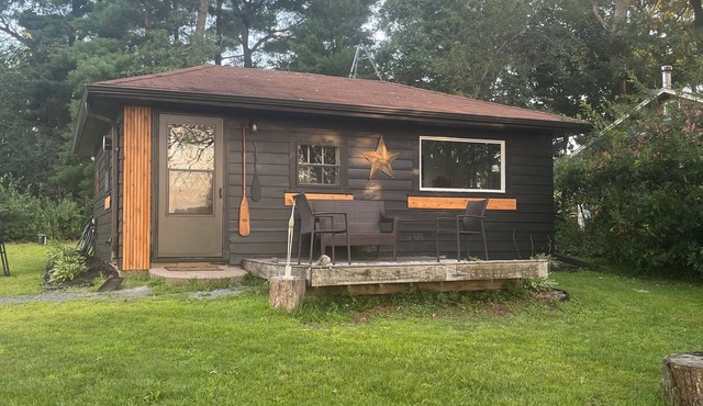 Cozy cabin for getaway! On a beautiful lake, 1 mile from Trollhaugen