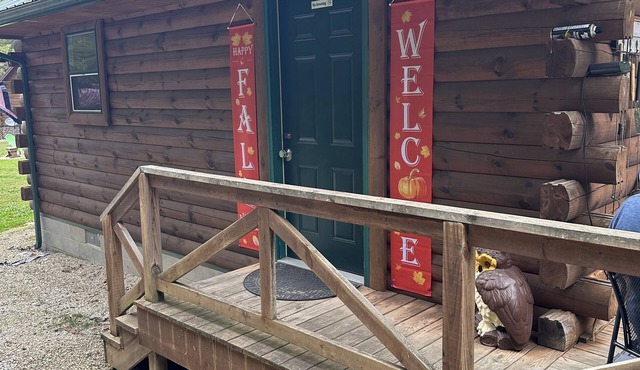 Cozy cabin for two adults . no room to add extra . Cabin in the woods w Hot tub