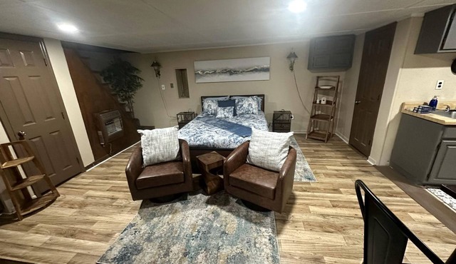 Cozy Cabin for Two by the Lake for a Peaceful Escape in Opelika, Alabama
