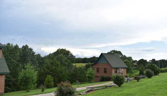 COZY CABIN FOR TWO- MIN. TO BRANSON-HOT TUB-BRKFST-WINERY-BREWERY