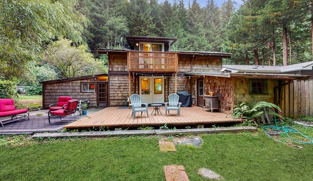 Cozy cabin for two w/a furnished deck & grassy yard - close to hiking trails