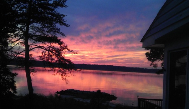 Cozy Cabin Getaway with Beautiful Sunsets on York River, minutes from Yorktown