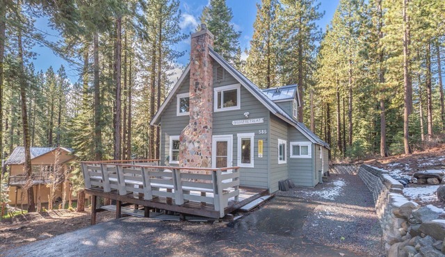Cozy Cabin Getaway: Mins to Beach!