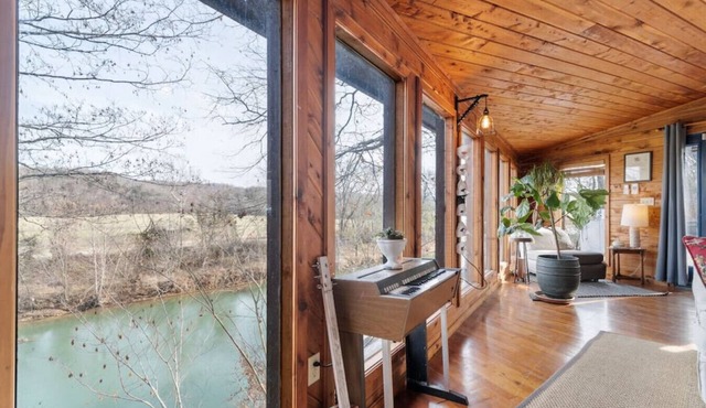 Cozy Cabin Getaway on Buffalo River with HUGE Patio