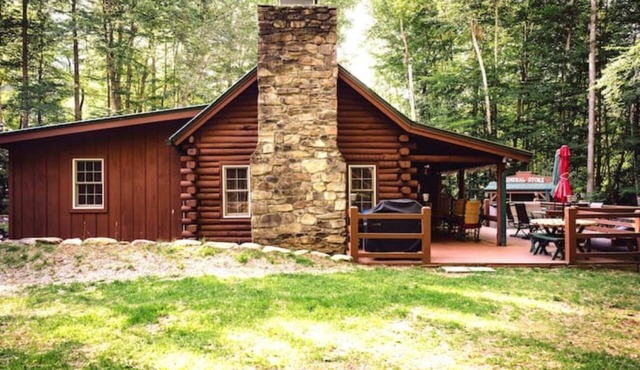 Cozy cabin hideaway bordering mountain creek.n