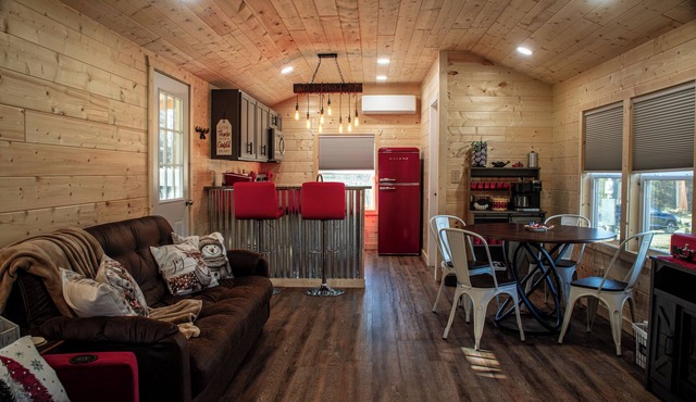 Cozy cabin, hot tub, high speed internet in the heart of the Shawnee