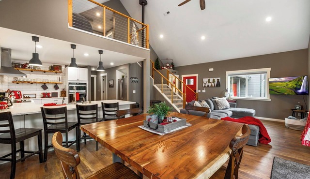 Cozy Cabin+Hot Tub+Huge Game Room & Early Check In & Late Checkout