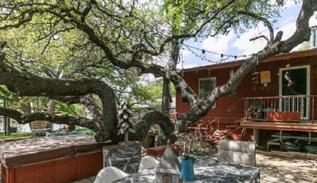 Cozy cabin in adorable Granite Shoals with WiFi, AC