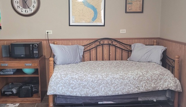 Cozy cabin in adorable Genoa with AC, WiFi pet friendly and close the river.