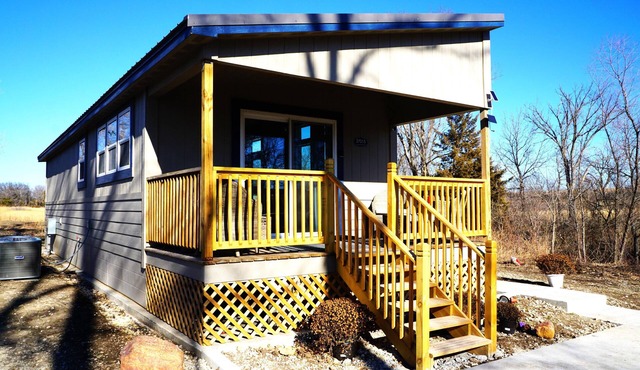 Cozy Cabin in beautiful Maple Hill with WiFi, Hot Tub and AC