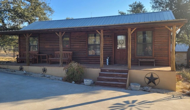 Cozy cabin in beautiful Bulverde Texas with AC, WiFi