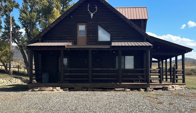 Cozy cabin in beautiful Meeker, CO-10 miles from town, perfect for OHV travelers