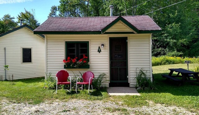 Cozy Cabin in Cadillac, Michigan, near Mitchell State Park - Perfect for a Glamping Getaway with Your Family