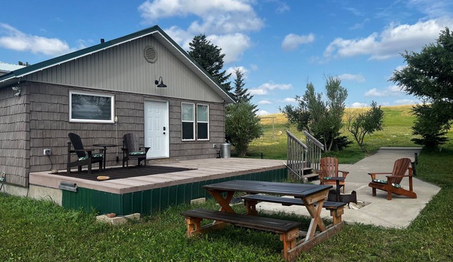 Cozy cabin in charming Cypress Hills with WiFi