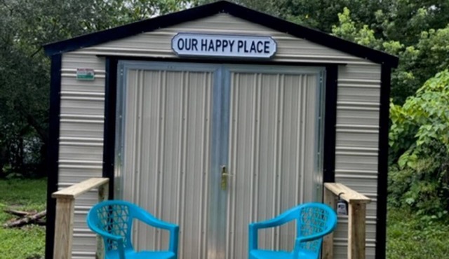 Cozy cabin in charming Jacksonville with AC, WiFi