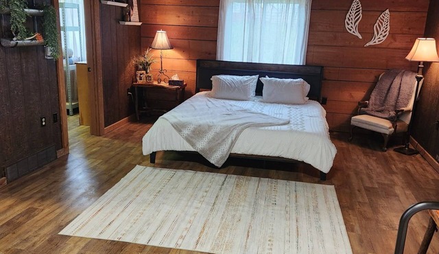 Cozy cabin in charming Marshalltown with AC