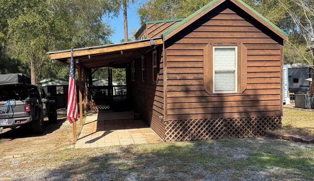 Cozy cabin in charming Salt Springs Resort with WiFi and a screened in porch
