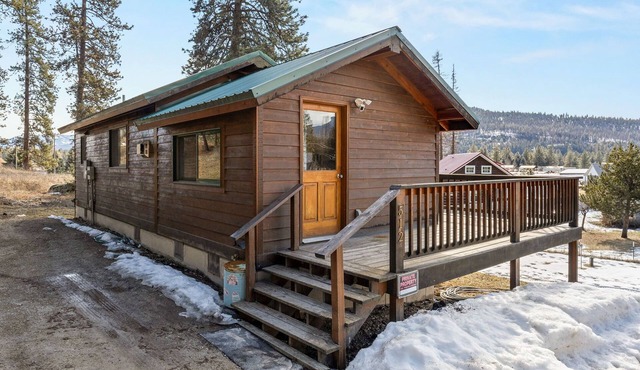Cozy cabin in charming Saint Regis with AC, Wi-Fi fishing shopping and much more