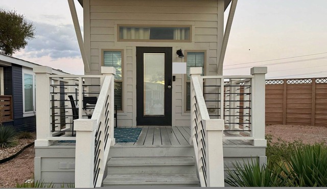 Cozy cabin in charming Austin with WiFi, AC