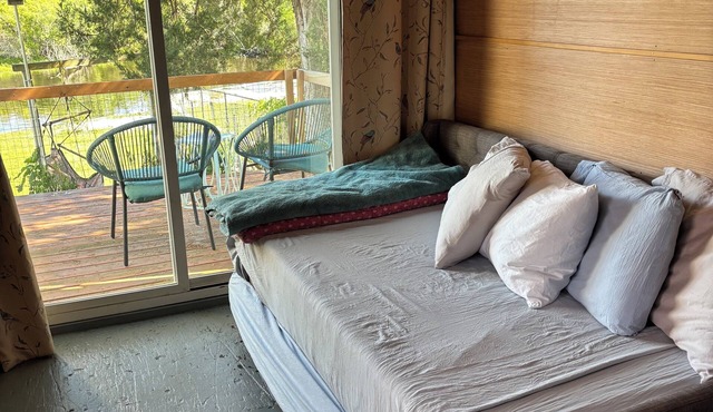 Cozy cabin in charming New Bern with AC, WiFi, salt water pool and River access.