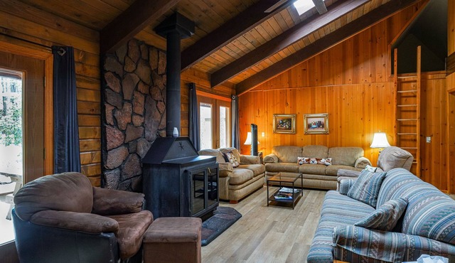 COZY CABIN IN COUNTRY CLUB WITH FOREST VIEWS-PETS WELCOME!