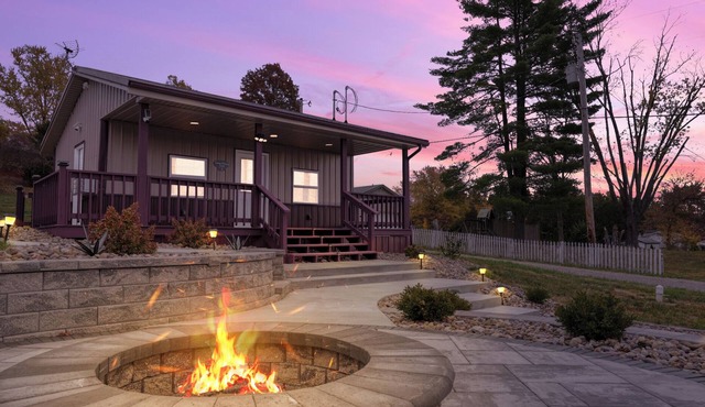 Cozy cabin in delightful Senecaville with WiFi, AC