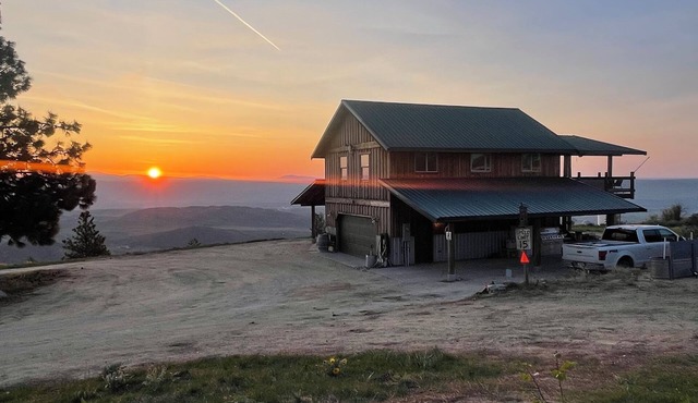 Cozy cabin in enchanting Brewster with WiFi