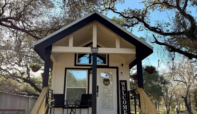 Cozy cabin in enchanting Sheridan with cool AC and relaxing vibe