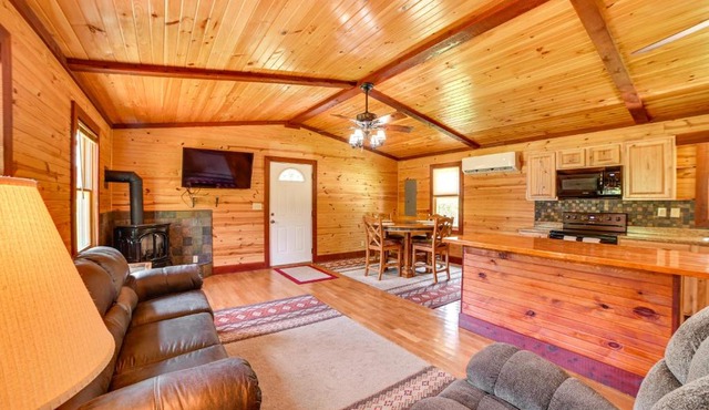 Cozy Cabin in Hardin about 1 Mi to Kentucky Lake!