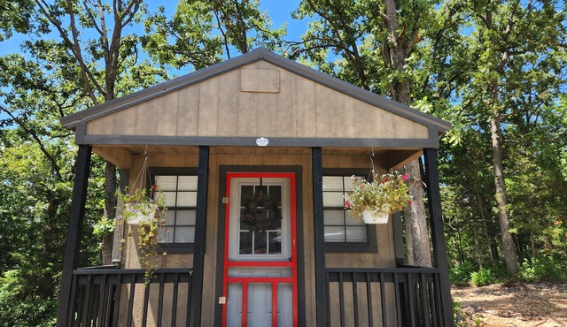 Cozy cabin in Hermitage 1.5 mile to Pomme De Terre Lake. Brand new construction.