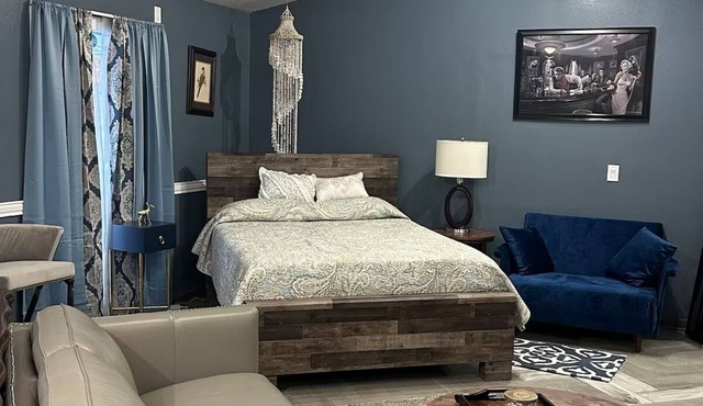 Cozy cabin in Historic Idlewild with WiFi, AC, & access to the snowmobile trail.