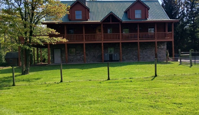 Cozy cabin in Honey Brook,PA with hot tub, jacuzzi, large outdoor deck and more!
