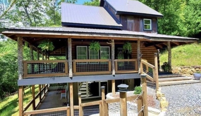 Cozy cabin in Hot Springs, minutes away from town!