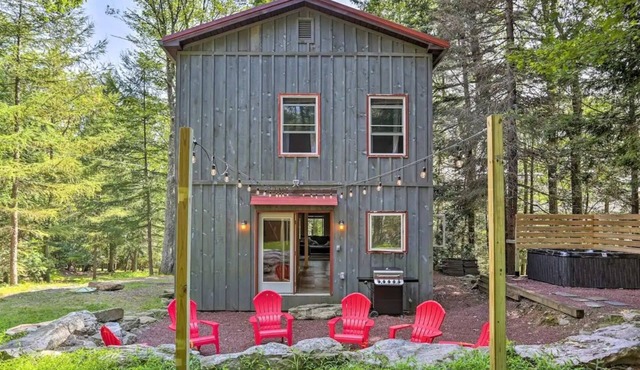 Cozy cabin in Lake Harmony, PA! Lake, Hot Tub, Fire pit! Explore the Poconos!