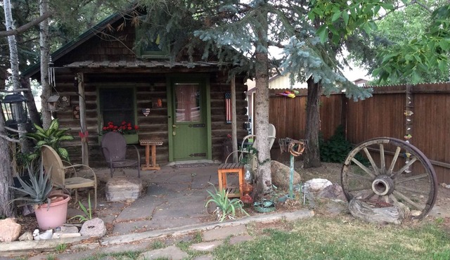 Cozy cabin in Longmont, dog friendly, near to CU, CSU, UNC and RMNP. WiFi, AC