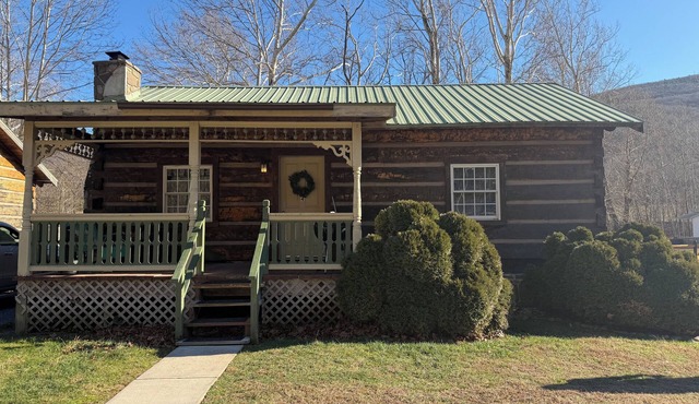 Cozy cabin in lovely Seneca Rocks WV with WiFi, smart TVs and jucuzzi tub