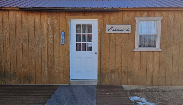 Cozy cabin in lovely La Sal with AC/Heating,WiFi,Kitchen,grill and so much more