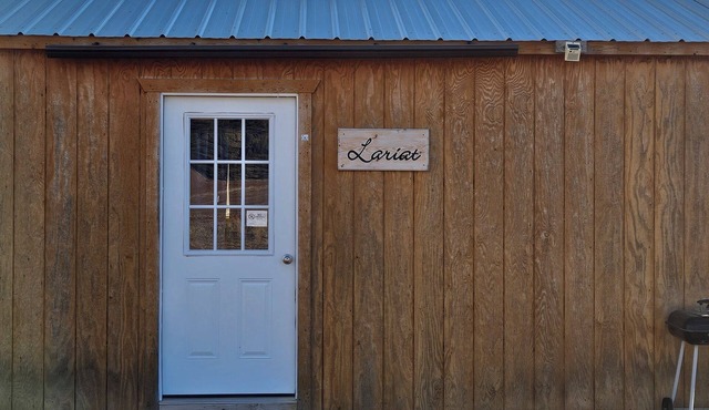 Cozy cabin in lovely La Sal with WiFi, AC/Heating,Kitchen,grill,firepit and more