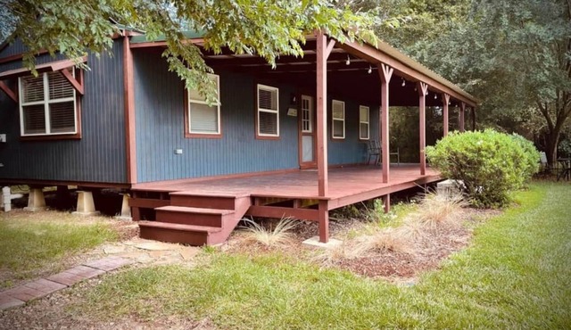 Cozy cabin in nestled on 9-acre lot in Summit, MS