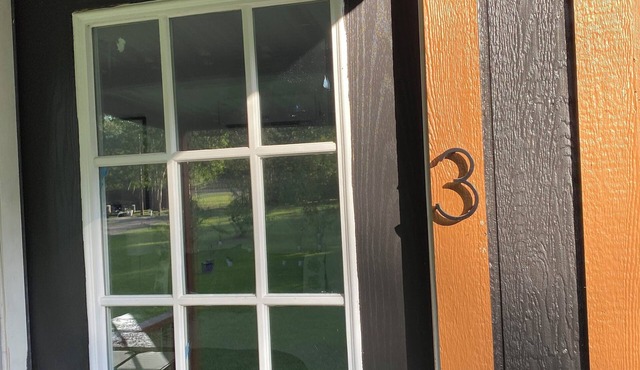 Cozy cabin in nice Point Blank with fitness room, pool & AC