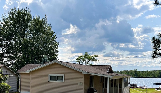 Cozy Cabin in Northeast Michigan on all sports lake-dock, kayaks, pet-friendly!
